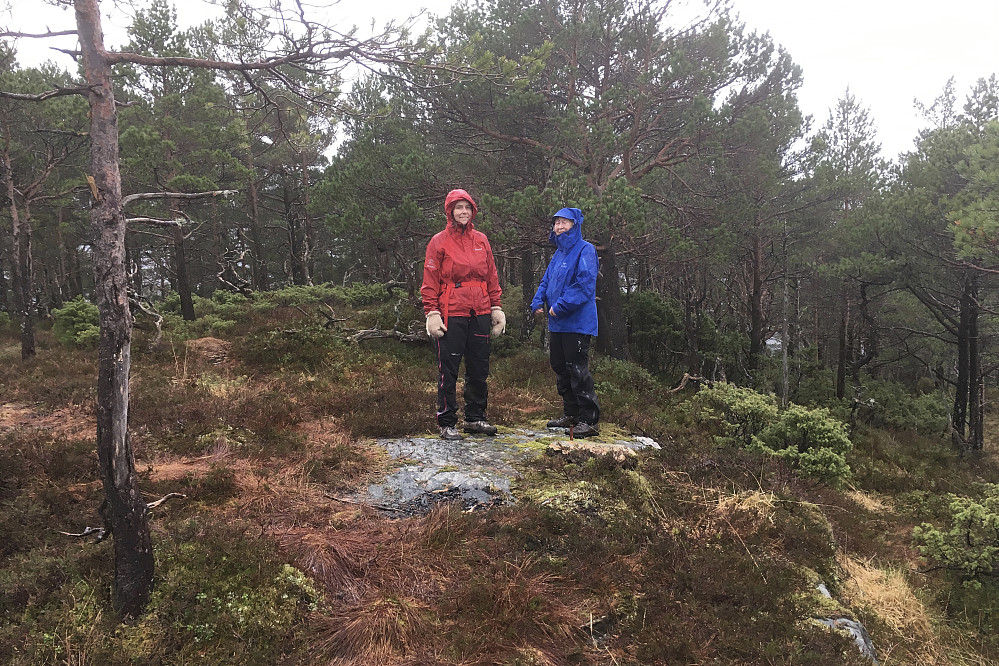 Liv Synnøve og Astrid på toppen av Grønstadliheia i Fjaler