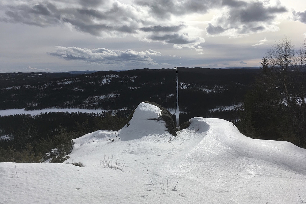 Utsikt sørover langs grensegaten mot Sverige. Bolten er plassert på toppen av bergnabben.