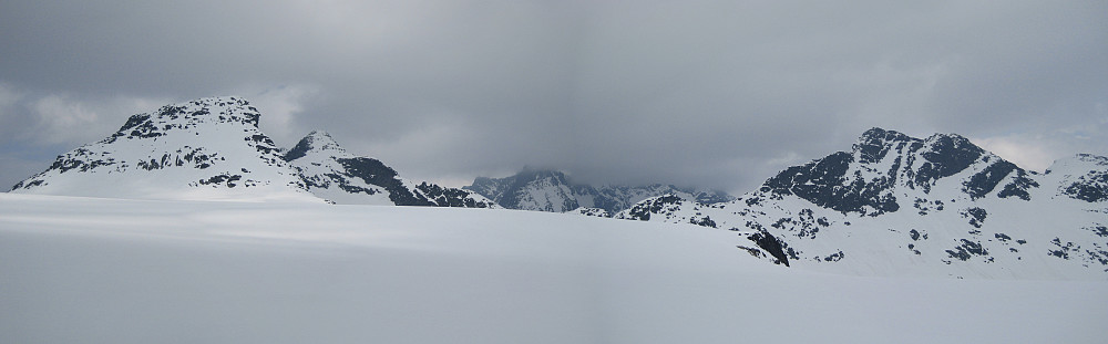 På Stølsmaradalsbreen. Fra venstre Austre Ringstind, Nørdre Midtmaradalstind, Storen, Store og Vetle Midtmaradalstinder
