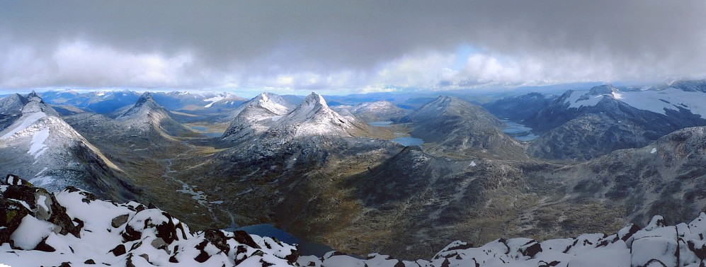 Panorama fra Store Rauddalstind mot Austre. Fra venstre Rauddalstinden og eggje, Snøholstind og Mjølkedalstinden