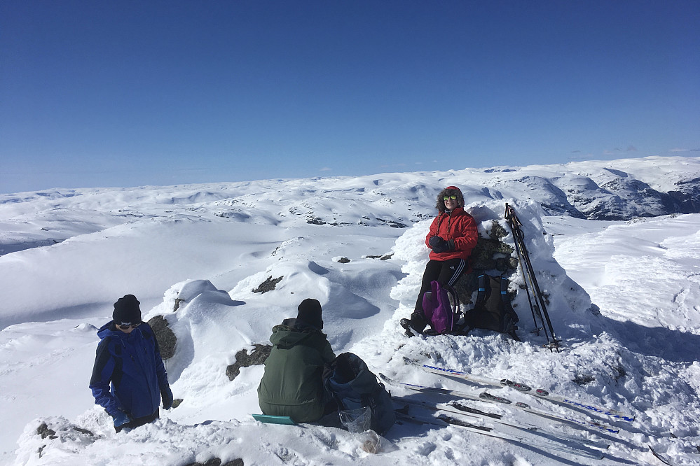 Ole Einar, Liv og Synnøve på Store Broksfjell. Foto mot nord. Flåmsdalen til høyre. Bleienuten 1465 og Trollanuten 1517 vest for Flåmsdalen