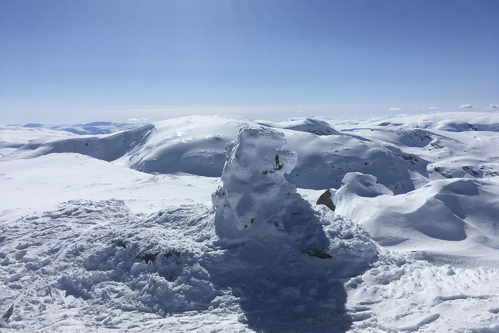 Varden på Store Broksfjellet 1614 i Aurland. Foto mot SV. Baksafjellet 1636 og Vossaskavlen i bakgrunnen