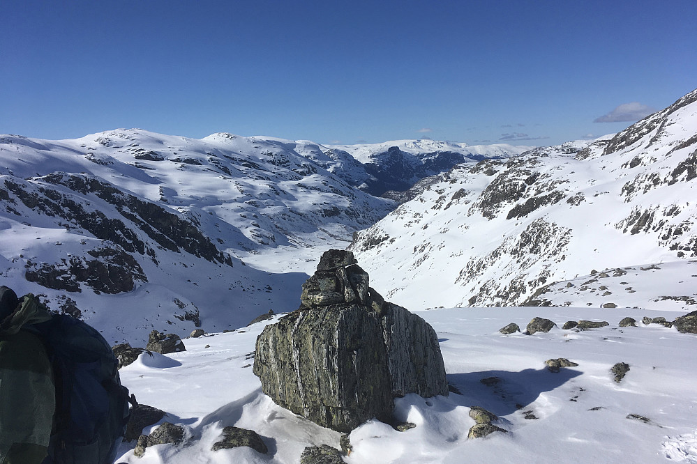 På flaten SØ for Langbotnen. Ser ned i Myrdalen. Urdshovd 1445 til venstre, Bleienuten, Trollanut og muligens Vidmenosi lenger mot høyre (nord)