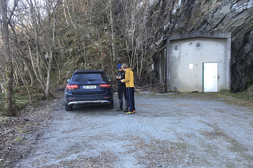 Parkering ved veis ende vest for Toppenipa