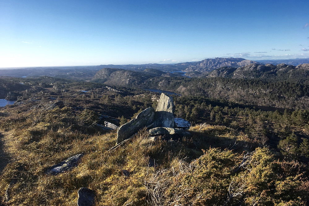 Varde og høyeste punkt på Stolåsen. Utsikt mot Storaskjenet i Sund og nordover mot Sotra