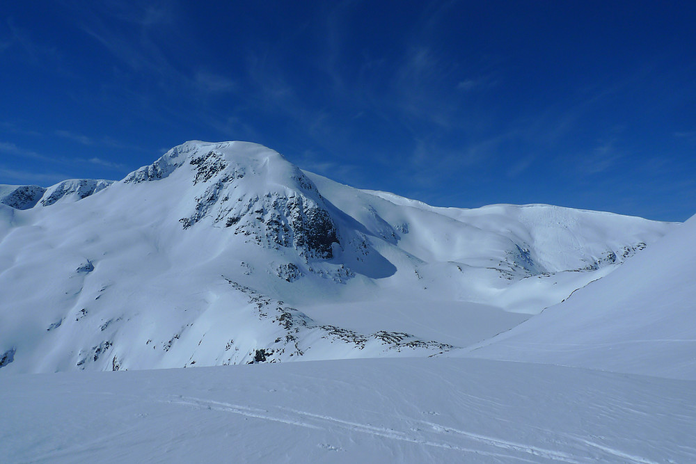 Fra Nipa 1200 m mot Frudalsvatnet og Bjåstadbreen. Herfra er det ca. 100 hm ned til vannet. Ruten videre går opp langs ryggene NNV for Frudalsvatnet, senere sørover mot toppen av Bjåstadbreen