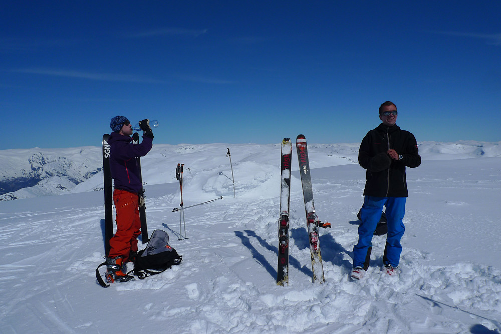 På toppen av Bjåstadbreen med to spreke telemark-kjørere fra Førde (?)