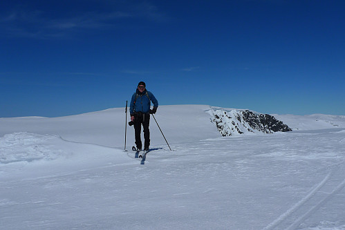 Toppen på Skjerdingane Vest. Ryssebotnrana i bakgrunnen. Foto Joar