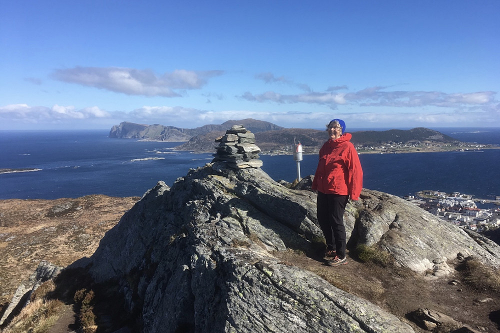 Astrid på Igesundhetta i nydelig maivær. Utsikt mot Remøy og Runde