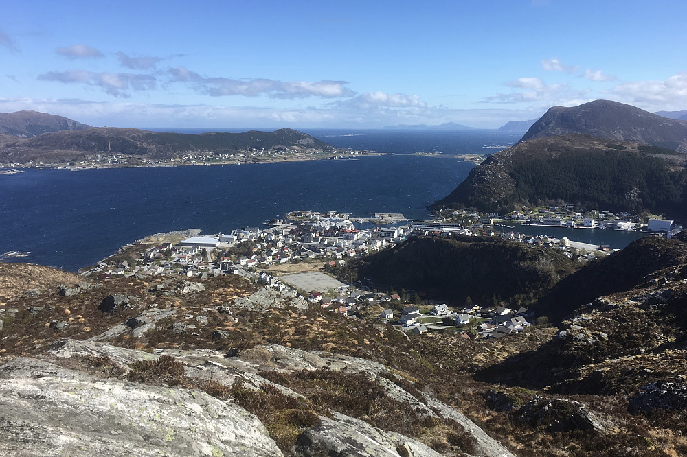 God oversikt over Fosnavåg by. Remøy til venstre, Leinøya med Leinehornet i bakgrunnen mot høyre