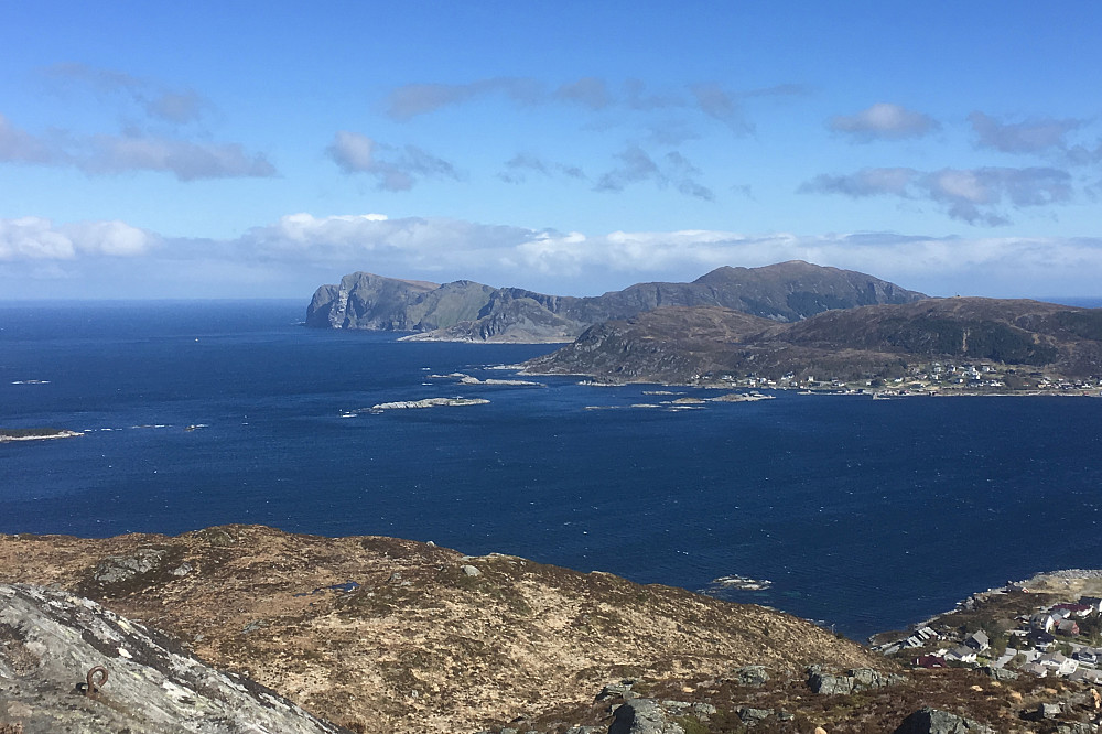 Mot Remøy og Runde lenger ut mot havet