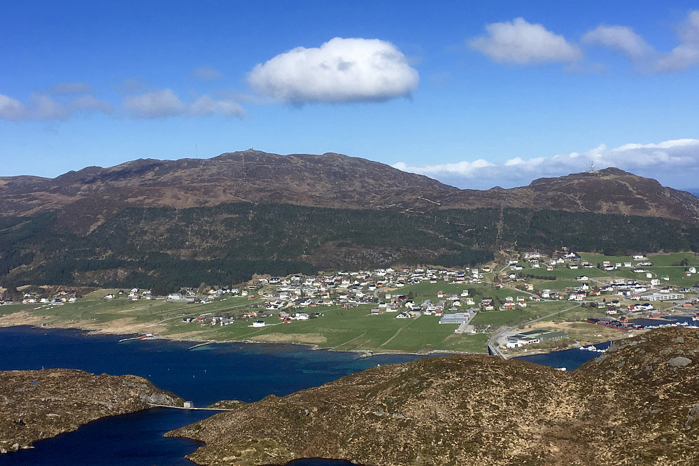 Mot Kvalsund på Nerlandsøya med Storevarden 430 moh til venstre for midten og Teigetua mot høyre