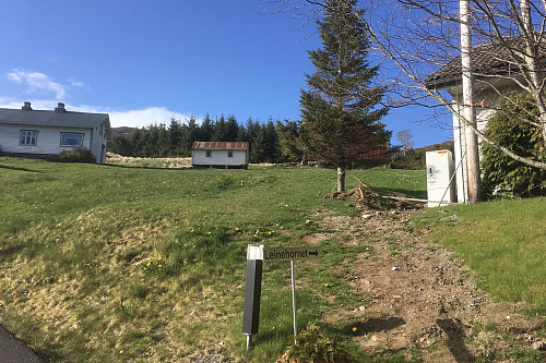 Stien går opp gressbakken mot Leinestøylen