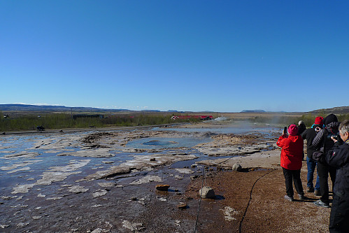 Venter på neste sprut fra nykomlingen Strokkur ....