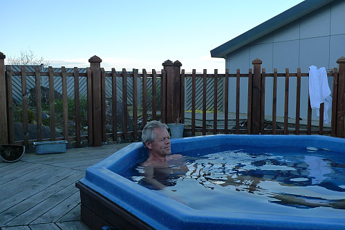 Lars nyter kvelden i en Heitur pottir i Hveragerdi