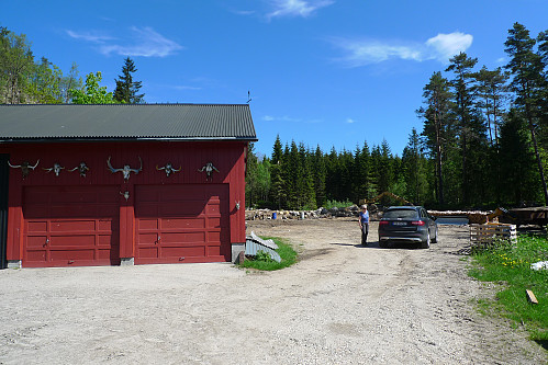 Det er ny, god P-plass for bil og buss (!) bak uthuset