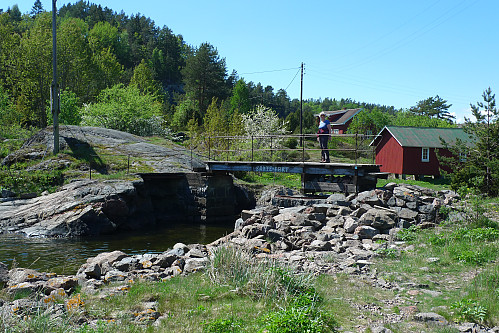 Vrangsund. Smal, liten bro over til Håøya