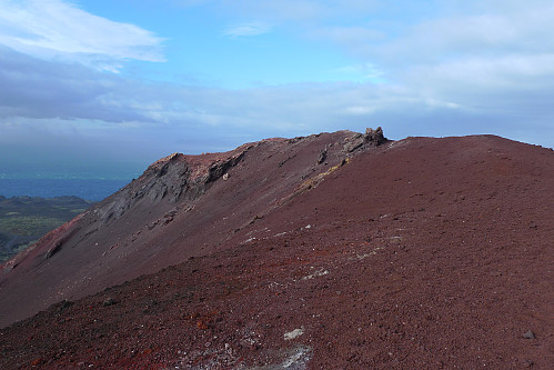 Toppområdet på Eldfell. Krateret ned mot venstre