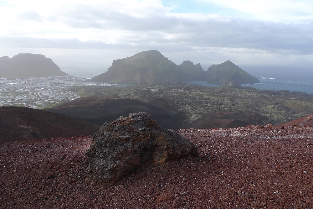 Her ser vi nedover mot krateret og byområdet på Vestmannaeyjar. Heimaklettur sentralt i bakgrunnen