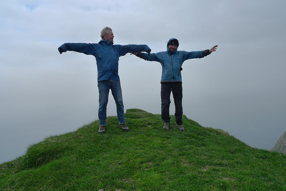 Lars og jeg slo til med en Kondor igjen på toppen av Heimaklettir! En liten smak av Løyten fra Hedmarken ble det også litt under toppen ....Foto: Aud