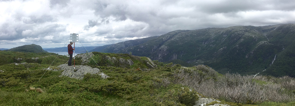 Astrid ved trig-merket på Vindeggen. Djupedalseggene 446 til venstre, Dyrdalsfjellet 719 og Austlendingen 812 til høyre. Elven går ned til Dyrdal