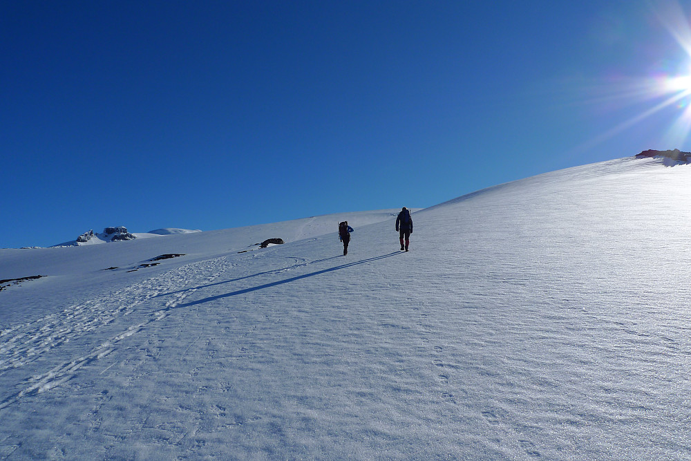Klokken er blitt 0730, og vi er oppe på ca. 1100 m. Snøen er fast og fin å gå på etter nattefrost, og det er rikelig med spor etter folk som er før oss