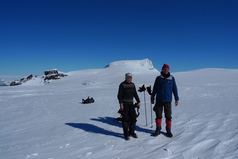 Oppe på 1860-flaten sør for toppen etter knappe 3 timer kl 0740. Det forgjettede fjell Hvannadalshnúkur i bakgrunnen. Lars virker stadig mer fornøyd, og med god grunn!