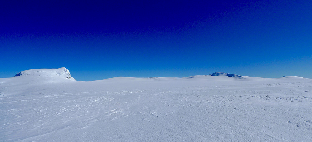 De tre 2000m-toppene på Öræfajökull. Fra venstre Hvannadalshnúkur 2110, , Snæbreid 2041 (den lille haugen til høyre for H-núkur) og Sveinstindur 2044