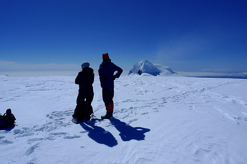Aud og Lars på toppen av Snæbreid med Nukuren i bakgrunnen