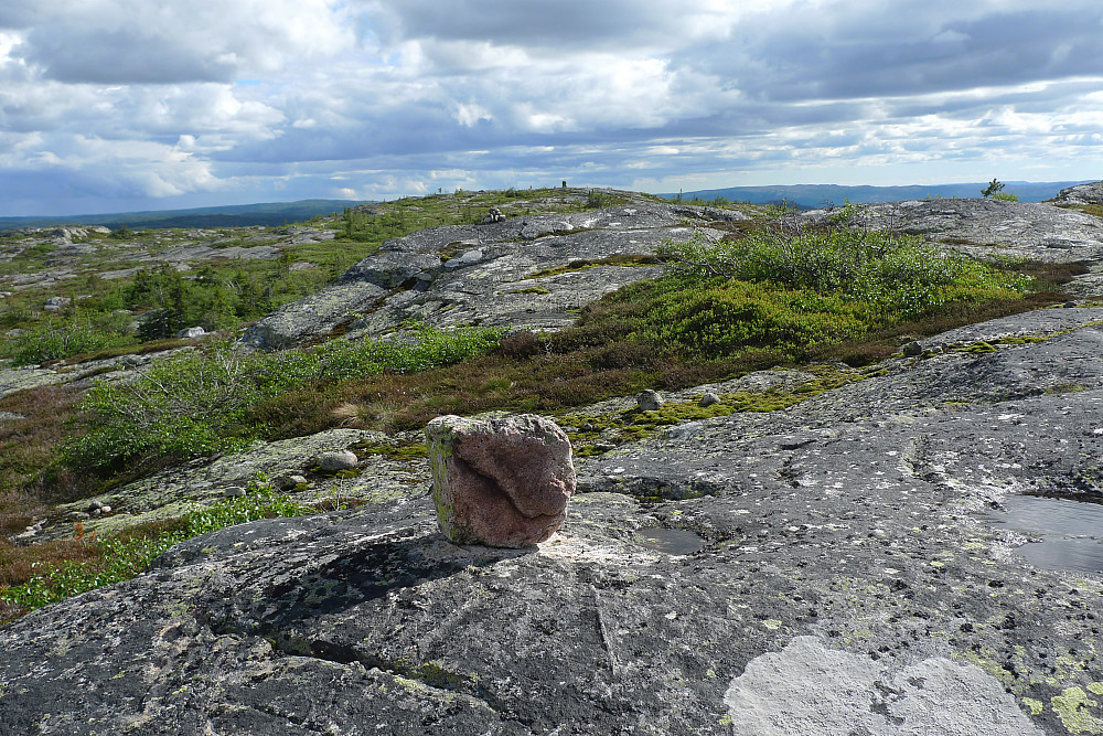 Grenselinjen mellom Drangedal og Kviteseid markert av denne steinen og varden som markerer HP i Drangedal (midt i bildet). Den store varden lenger sør i bakgrunnen 