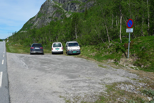 Parkering i utkanten av snuplassen ved Velebekkroi