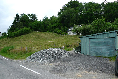 Stistart til Totlandsfjellet opp ved garasjen og i forkant av hvitt hus