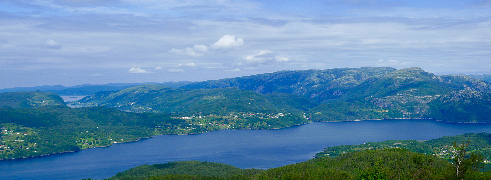 Utsikt nordover mot Ostereidet og Bjørsvik. Lindås-fjell fra venstre: Bjørgafjell, Ørnakulten, Djupedalseggene, Vindegga, Austlendingen og Husdalsfjellet