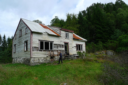 Det gamle gårdshuset på Nevøyna i stadig forfall ...