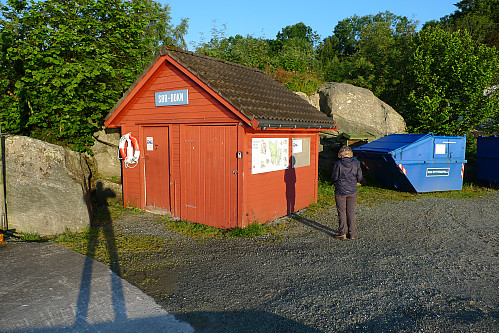 Tidlig morgen og lange skygger på kaien Sør-Bokn