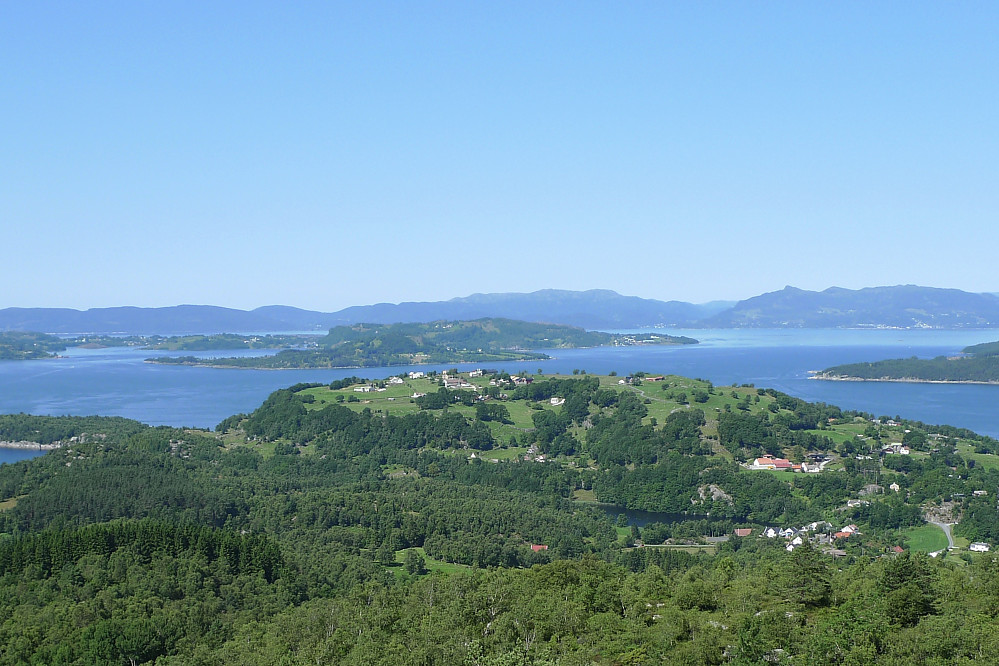 Halsne-området med Vedarhaugen sett fra Eikefjellet
