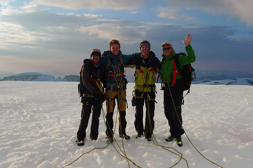 Trond, Kristoffer, Ivar og Stig - en lykkelig gjeng på Jiehkkevarri!