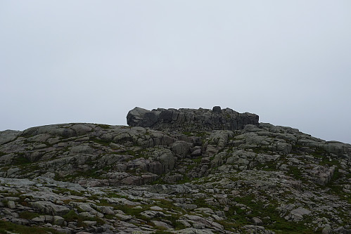 Spesiell, kroneformet fjellformasjon NØ for toppen