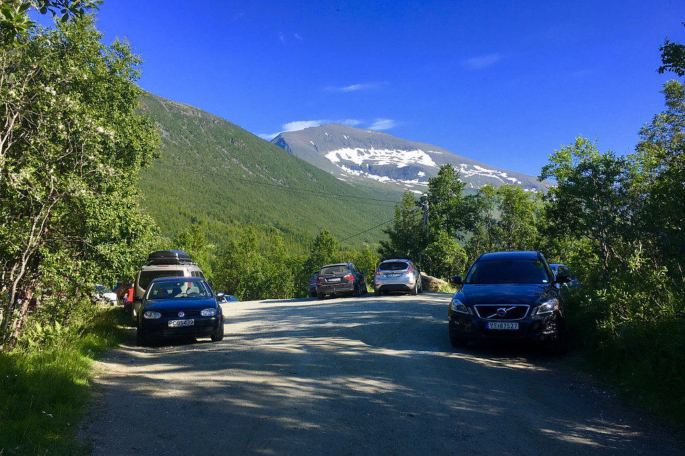 Tromsdalstinden fra parkeringen i Tromsdalen. Vakker tind i vakkert vær!