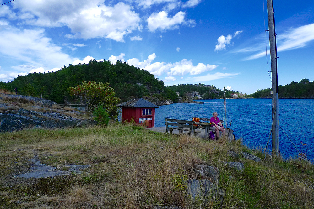 Vervodden med postkasse og hus på Gumøy