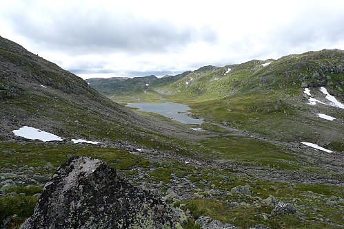 Ser ned mot Heimre Brekketjønn fra skråningen opp mot Kvannfjølli