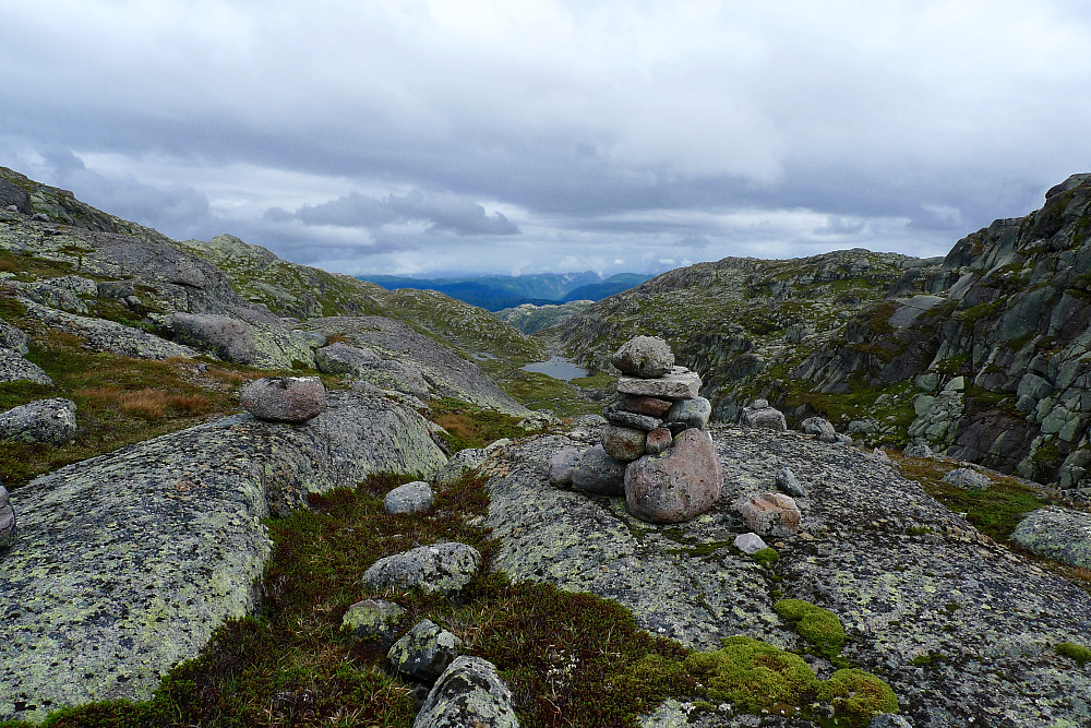 Her oppe på høyde 1360 står det faktiske en stor og fin varde på GPS 422306 6591358! Slækja i bakgrunnen midt i bildet