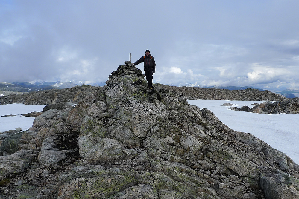 Varden (og meg!) på hovedtoppen Østre Langedalsfjellet i Balestrand. Foto: Joar