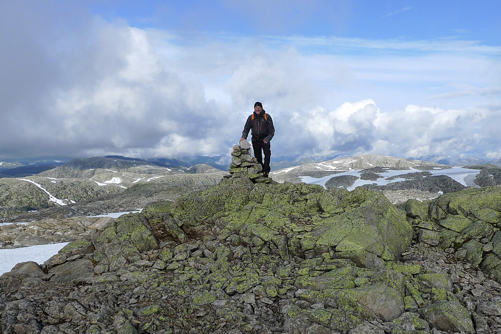 Joar tok dette bildet av en meget fornøyd knutsverre på Østre Langedalsfjellet i Høyanger - min siste kommunetopp i Sogn og Fjordane!