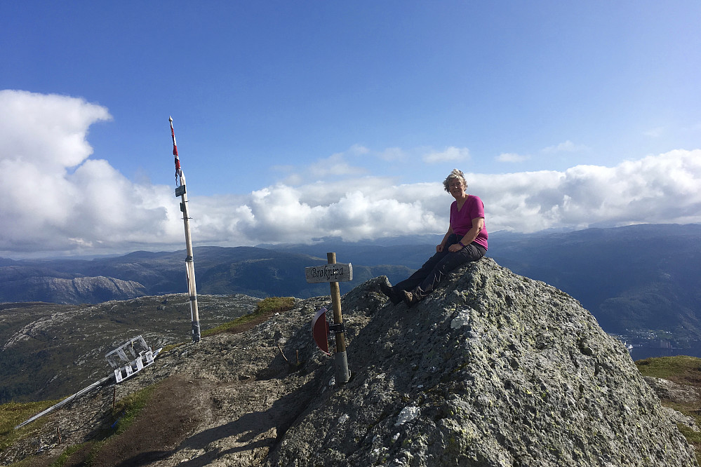 Fornøyd Astrid på toppen av Bruviknipa - endelig!
