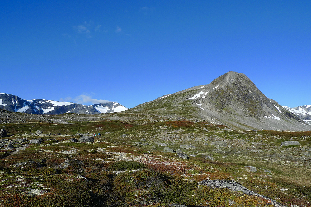 Putteggenden til høyre. Stien går opp på vestsiden av fjellet og krysser over den største snøfonnen