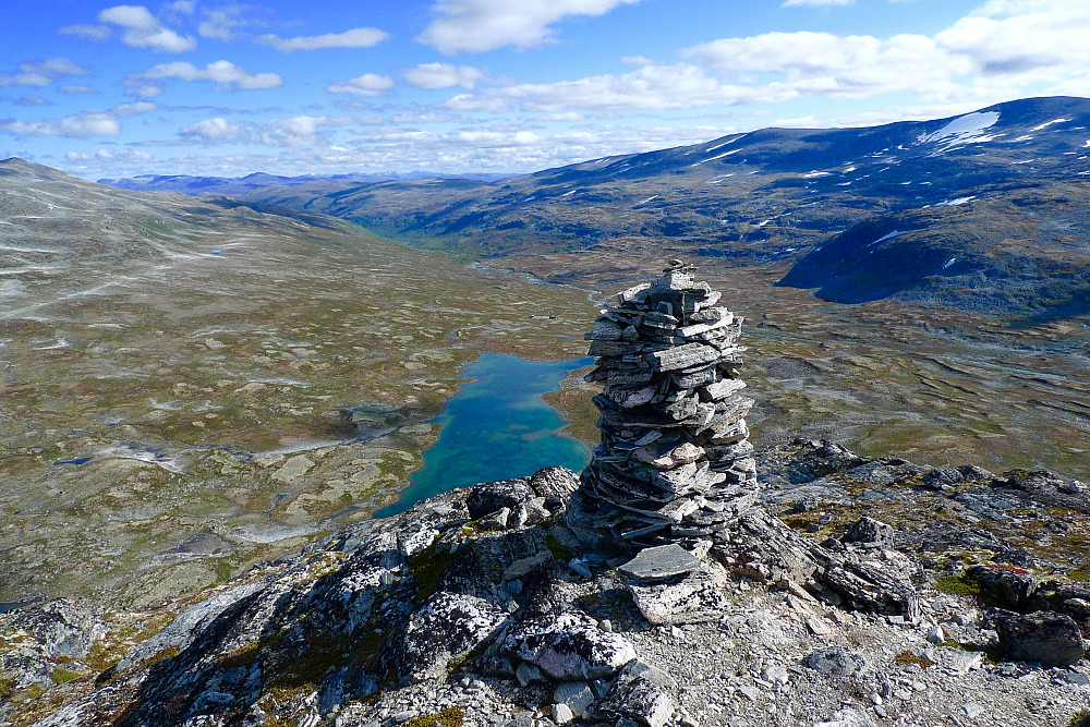 Varden ytterst på Putteggenden med formidabel utsikt ned mot Søre Botnvatnet 1167 er vel verdt et besøk!