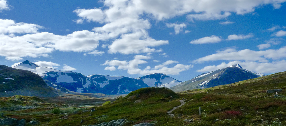 Farvel for denne gang! Fra venstre Karitinden 1953, Østre Høgstolen 1808, Høgstolen 1953, Putteggenden 1511 og Pyttegga 1999