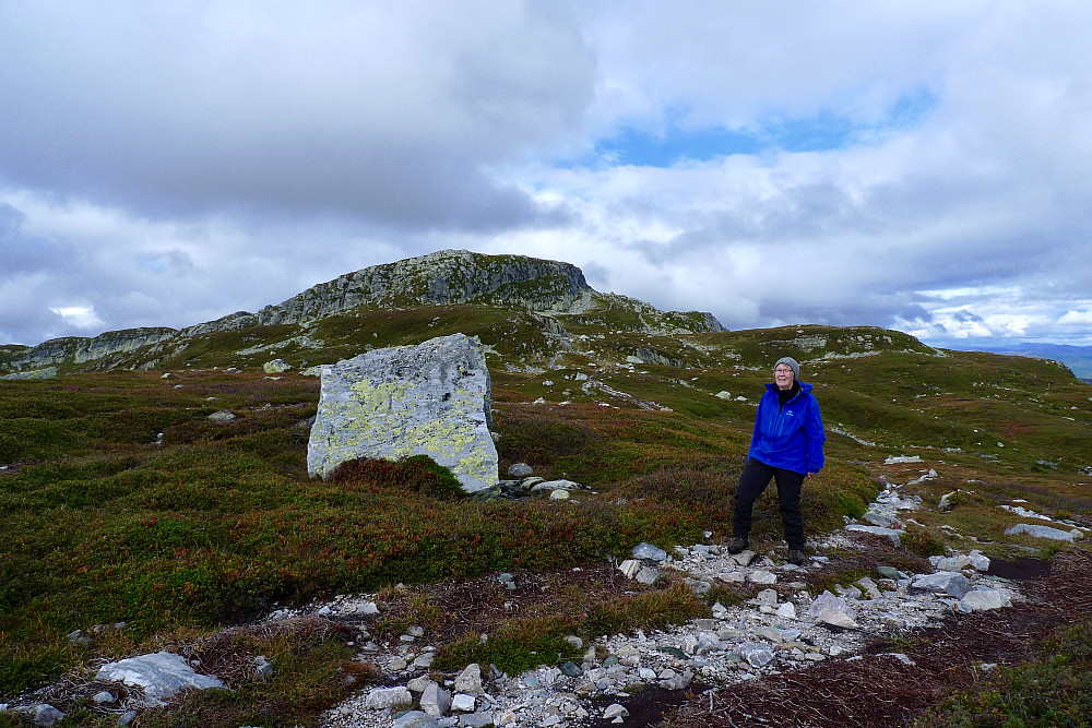 Farvel til Øysteinnatten. Astrid tenker på nabotoppen Astridnatten der ''Gjetarguten Øystein huga til gjetarjenta Astrid på Astridnatten''!