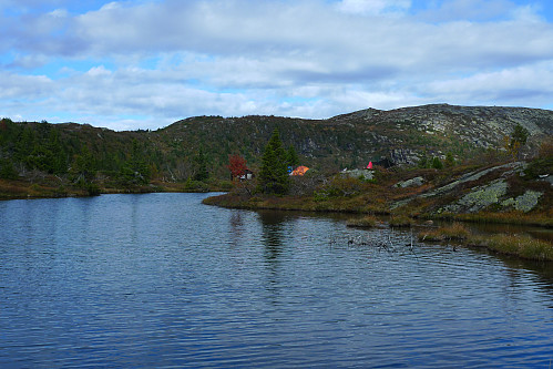Odden i Røyningsvatnet med folk og telt